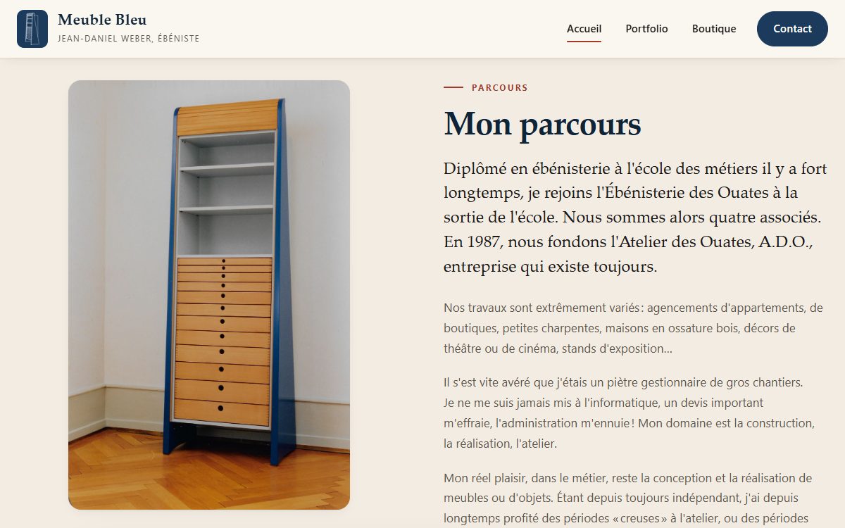 Section « Mon parcours » avec la photo du meuble bleu
